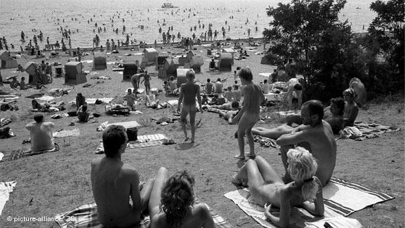 Nudistas disfrutan del sol en el lago Müggel, en Berlín del Este.